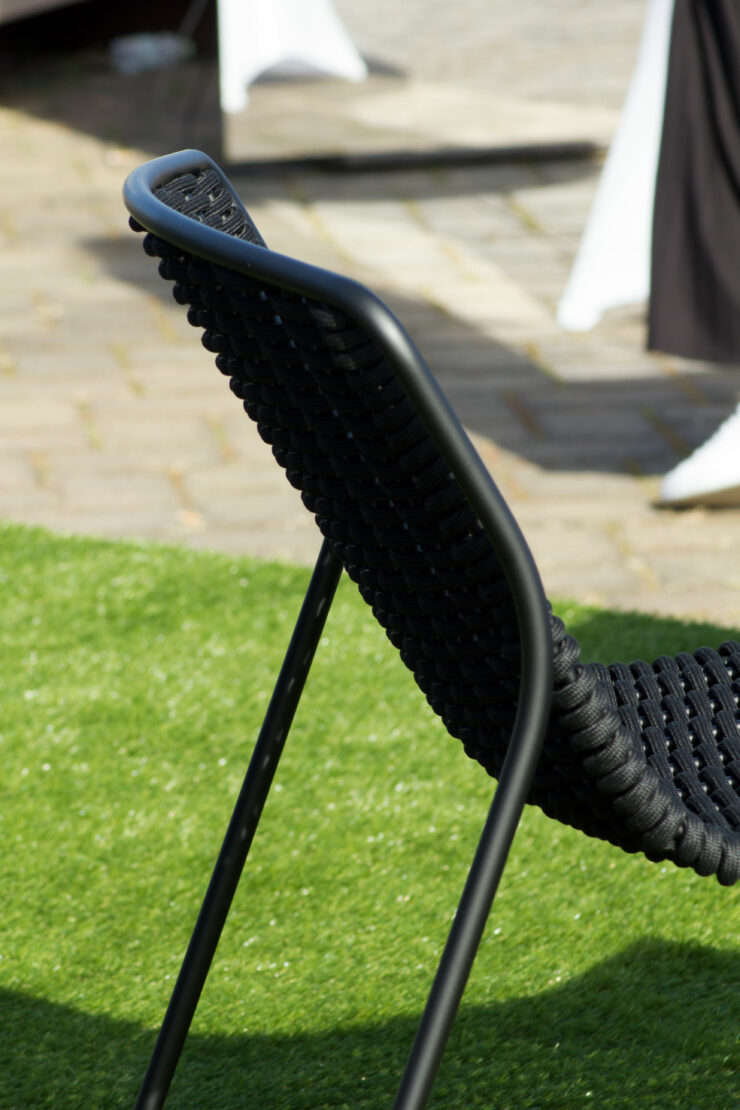 I designer LucidiPevere hanno progettato la sedia Randa con una struttura leggera, rivestita in corda nautica.