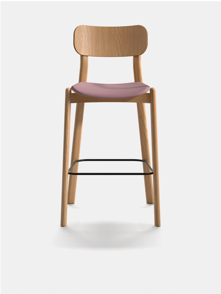 Lo sgabello Kiyumi Wood con seduta tappezzata fa parte della collezione di Tomoya Tabuchi per Arrmet